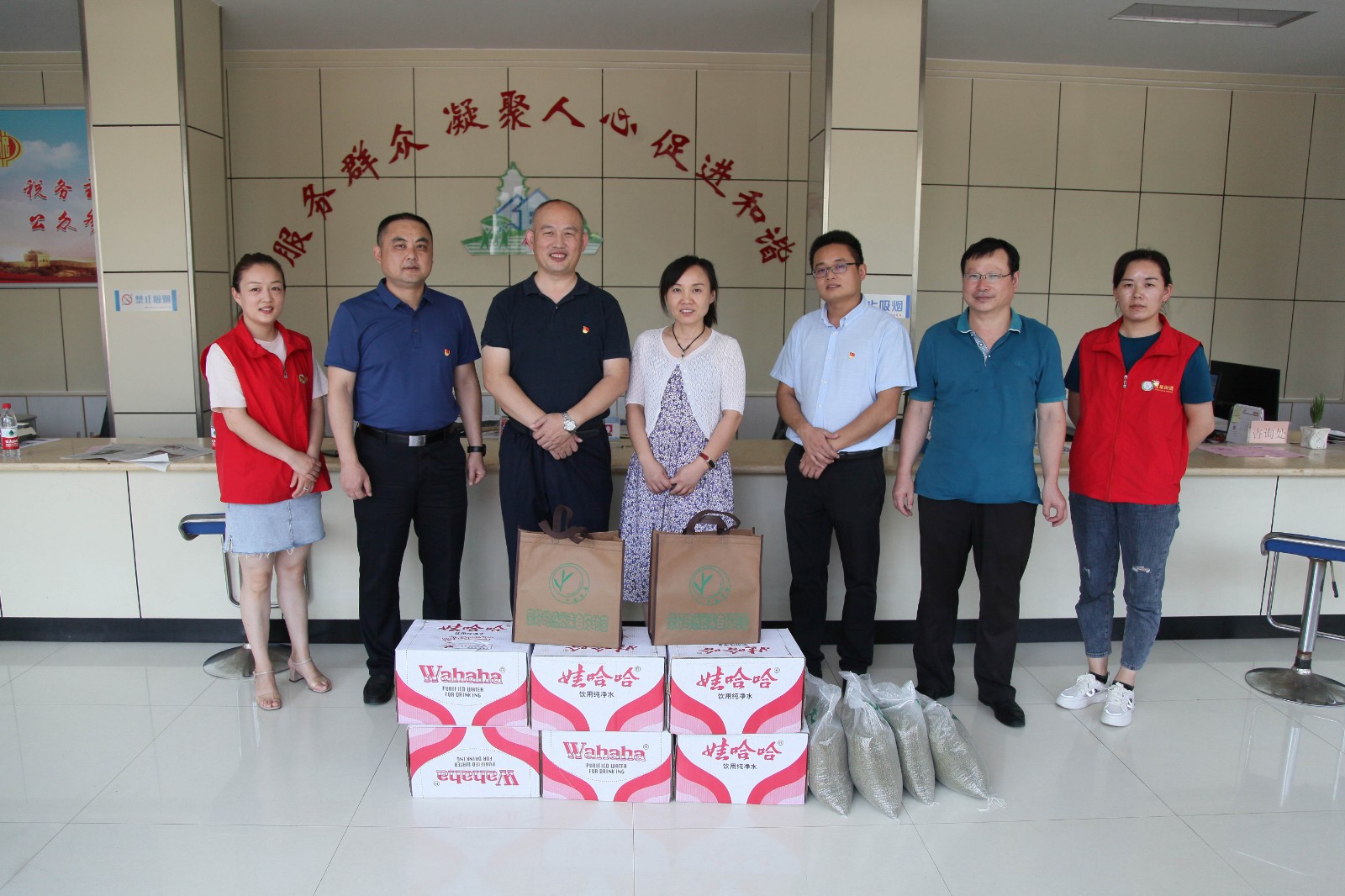 2026年世界杯开展党员科级干部下沉联系帮包网格工作暨社区“送清凉”活动