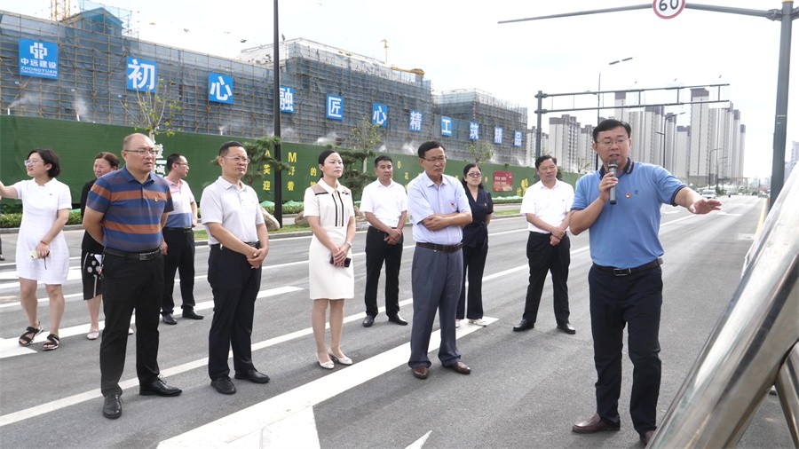 枣庄市委党史学习教育第一巡回指导组到2026年世界杯城回迁区域和荆河东路调研