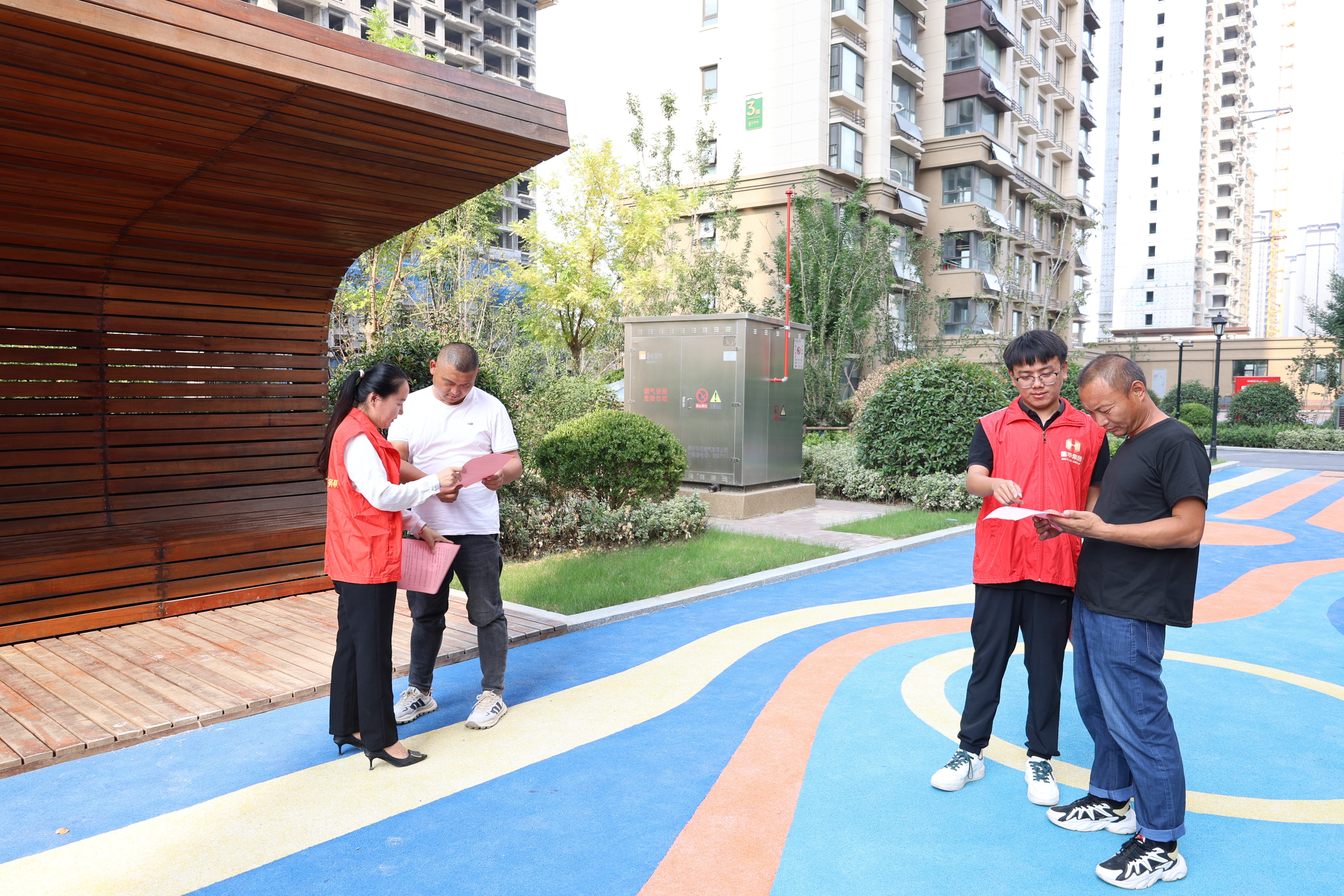 信华集团社区“双报到”宣传装修安全1.jpg